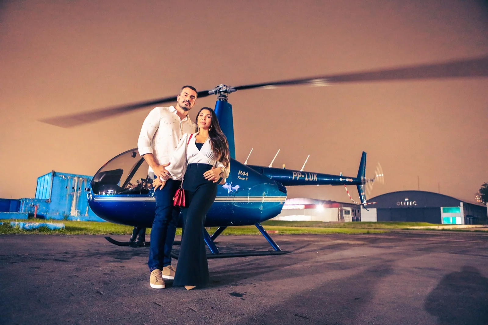 Casal junto ao helicóptero no Campo de Marte